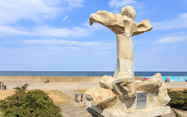 Gdynia - pomnik poświęcony rybakom I marynarzom, którzy zgineli na morzu. Postawiony w 1988 roku przy bulwarze nadmorskim w Gdyni. - obrazy, fototapety, plakaty