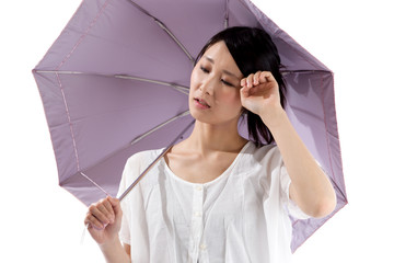 日傘を差す女性 夏バテ