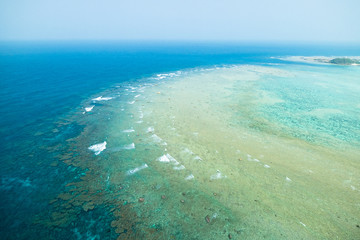 Obraz premium Aerial view of coral reef with clear blue tropical water