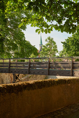 Holzbrücke und alte Steinmauer in Breisach
