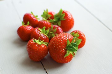 Eine Handvoll Erdbeeren auf dem Tisch