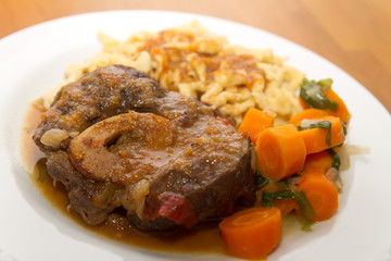 Ossobuco mit Spätzle und Karotten