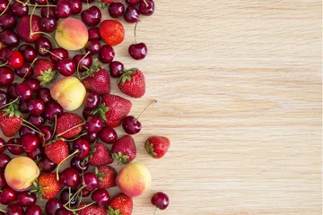 Kissenbezug Kirschen, Kirschen, Pfirsiche, Erdbeeren, Beeren, Früchte © grigorylugovoy