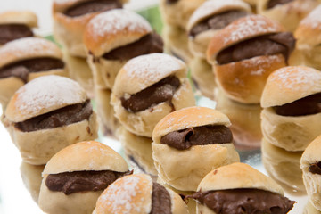 Panini dolci con crema al cioccolato e zucchero a velo