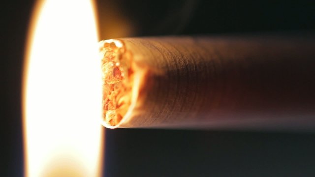 accensione sigaretta (pi&ugrave; inquadrature)