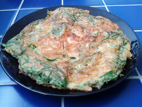 Chaom egg placed in a black dish