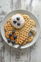 Waffel mit Quark und Blaubeeren