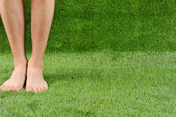 芝生と男性の裸足