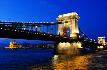 Obraz premium Chain Bridge and Hungarian Parliament Build in Budapest by night