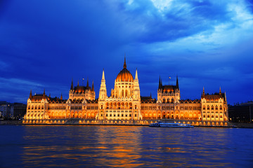 Fototapeta na wymiar Hungarian Parliament Building in Budapest by night