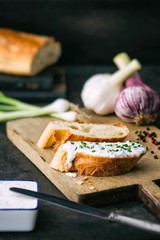 frisches Weissbrot mit Kräuterquark und Knoblauch