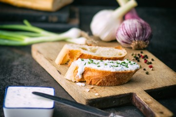 frisches Weissbrot mit Kräuterquark und Knoblauch