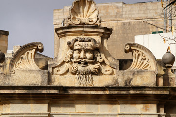 détail de la porte dans le jardin du Palazzo Parisio 