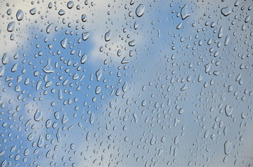 Wassertropfen auf der Glasscheibe