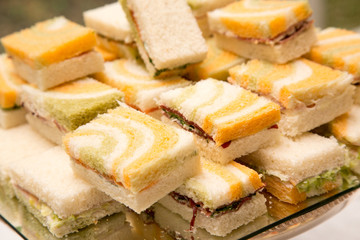 Tramezzini colorati tagliati a quadretti