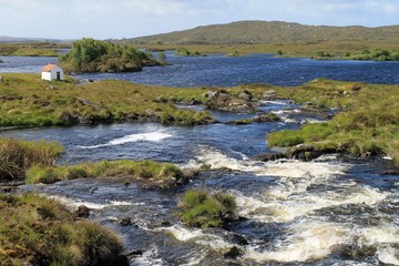 Flusslandschaft in der Nähe von Galway in Irland.