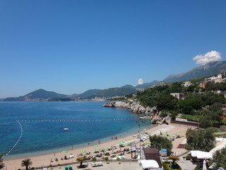 Морской залив в жаркий солнечный летний день