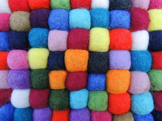 bunte Filzbällchen - multi-colored felt balls