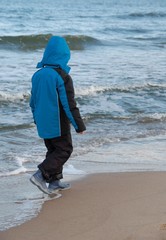 Kind beim Winterspaziergang am Meer - Strand