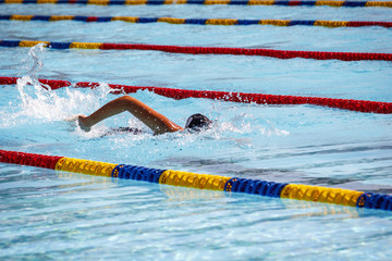 Natación en piscina de verano