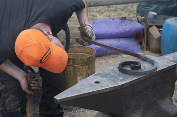 Ouvrier ferronnier travaillant le metal