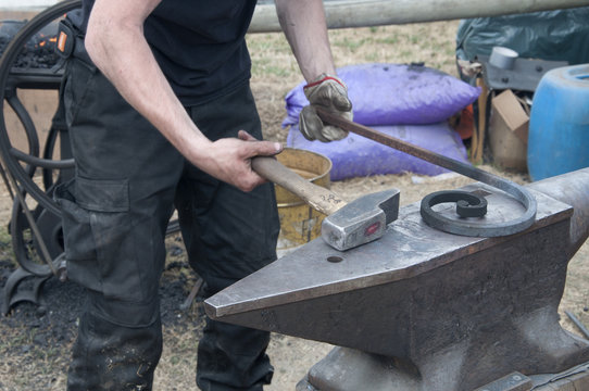 Ouvrier ferronnier travaillant le metal