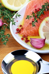 Filetto di salmone con olio di oliva e timo