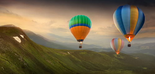 Naklejka premium Colorful balloons flying in the mountain 