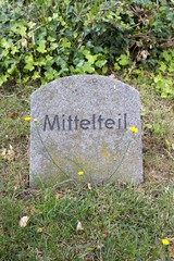 Feldstein auf einem alten Friedhof
