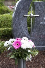 Gerbera vor dem Grabstein