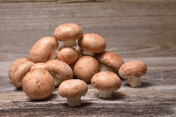 Fototapeta premium Fresh whole brown button mushrooms