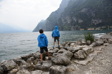 bambini che camminano sulle rocce pietre