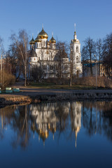 Fototapeta premium Landscape with the Assumption Cathedral of the Dmitrov Kremlin in Moscow region over the pond in spring day