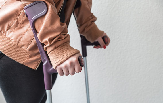 Frau mit Gehst&uuml;tzen im Krankenhaus
