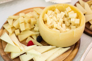 Forma di caciotta scavata con dentro cubetti di formaggio