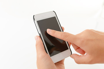 スマートフォンを操作する手