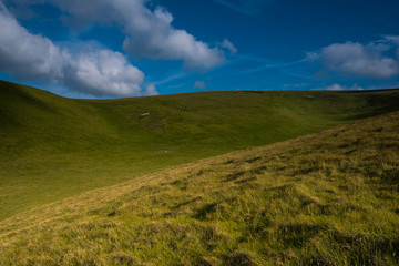 Fototapeta premium Rolling hills with blue sky with clouds