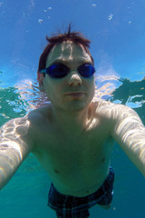 Mann taucht im blauen Meer