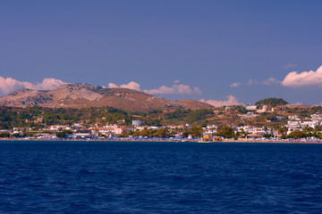 Fototapeta premium Miasto i plaża w zatoce na wyspie Rodos.