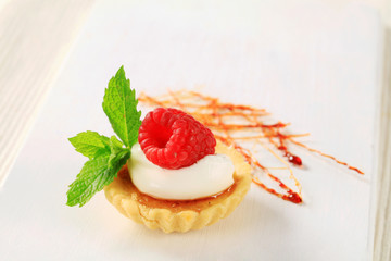 Creme brulee tartlet