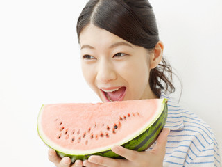 西瓜を食べる女性 © siro46