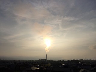 Fototapeta premium 煙突から太陽