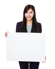 Naklejka premium Young businesswoman show with white banner
