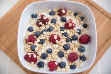Joghurt mit Müsli und Beeren 