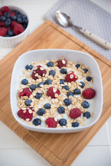 Joghurt mit Müsli und Beeren 