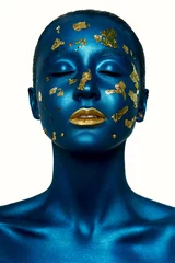 Schönheitsmode Halloween-Mädchen mit geschlossenen Augen und blauer Haut © slavaleks