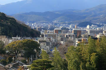 Fototapeta premium Kioto, Japonia - miasto w regionie Kansai. Widok z lotu ptaka ze sk