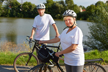 Paar Senioren macht Radtour im Sommer