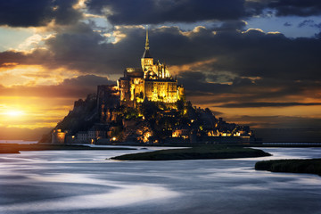 Mont Saint Michel at sunset, France - obrazy, fototapety, plakaty
