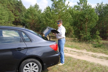 мужчина  смотрит автомобиль